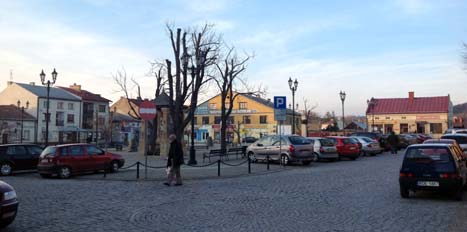 Widok na rynek w Kołaczycach od strony południowo- -wschodniej obecnie, fot. D. Kuśnierz-Krupa, 2013 Fig. 8. View of the market square in Kołaczyce from the south-east, nowadays, photo: D.