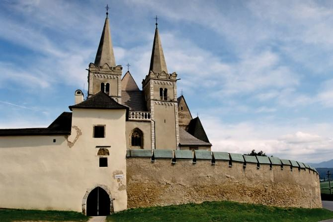 najstarszych na Słowacji. Dom prepozyta, budynki kanoników i ich służby stanowiły zalążek rodzącego się miasteczka. Na początku XIV wieku zespół budynków został otoczony kamiennym murem.