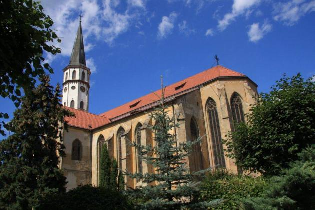 Kościół wzniesiono w XIV wieku w miejscu wcześniejszej świątyni. Wnętrze kościoła uważane jest za bezcenny zabytek sztuki na Słowacji. Tutaj zobaczymy m.in.