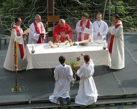 POSŁUGA W CZASIE LITURGII w czasie liturgii ministranci niosąc kadzidło nie przyklękają (klękają tylko podczas konsekracji oraz przy