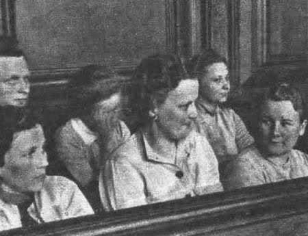 Drugi film pokazywał proces sądowy Niemców, którzy dokonali zbrodni na terenie obozu.