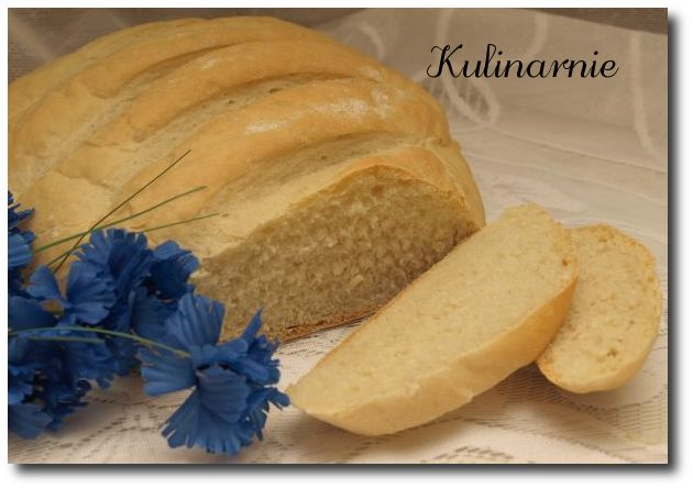 Prosty pszenny chleb na drożdżach, który szybko i łatwo się wyrabia, szybko rośnie i bezproblemowo się piecze. Idealny w awaryjnych sytuacjach, kiedy to nagle zabraknie nam pieczywa.