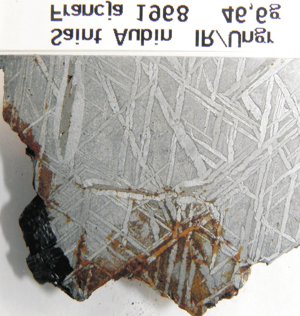 38 Wietrzenie meteorytów Saint-Aubin i Zegdou w kolekcjach Fig. 1. Płytka meteorytu Saint-Aubin nosząca ślady wietrzenia (wymiary: 43,33 38,00 5,00 mm) (kolekcja: K. Mazurek, fot. J. Strzeja).