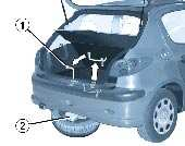 Dostęp do koła zapasowego i podnośnika Koło umieszczone jest na zewnątrz pojazdu, w metalowym koszu pod bagażnikiem. - Wyjąć klucz do demontażu kół 1 umieszczony na prawej tylnej ścianie bagażnika.