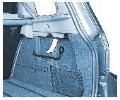 Dostęp do koła zapasowego i podnośnika Koło umieszczone jest na zewnątrz pojazdu, w metalowym koszu pod bagażnikiem. - Wyjąć klucz do demontażu kół 1, umieszczony pod prawą wykładziną bagażnika.