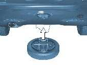 Uwaga: W przypadku pojazdu fabrycznie wyposażonego w zabezpieczenia śrub, ich nakładki składają się z dwóch elementów. Ponowne umieszczenie koła w koszu - Umieścić pojemnik na podnośnik w kole.