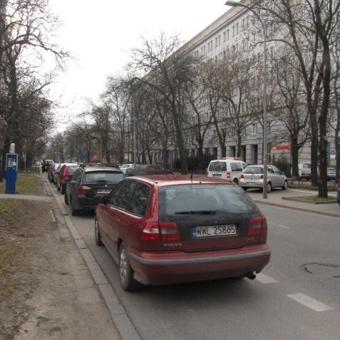 Parkowanie na odcinku Kłopotowskiego Okrzei możliwe jest na parkingu przy Urzędzie Skarbowym (po zachodniej stronie ulicy) zdjęcie 1. Na ul. Kłopotowskiego i ul.