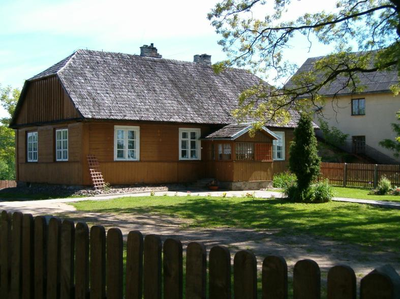Obecnie Mała Wieś jest rozwijającą się, trzecią pod względem liczby ludności, wsią gminy Mrozy.