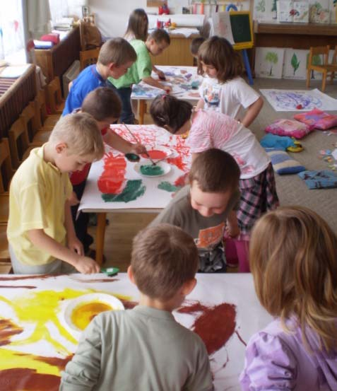 Deti mali voľný výber farieb, výtvarných pomôcok na maľovanie (štetcov, špongií, kefiek a pod.). Učiteľka im vysvetlila, že počas maľovania budú počúvať hudobnú skladbu o motýlikovi.
