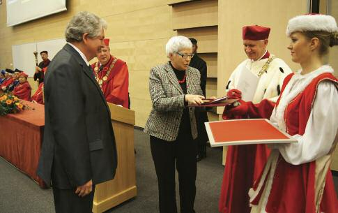 (medal i dyplom okolicznościowy prezentujemy na stronach 8 11) Brązowy Medal za Długoletnią Służbę