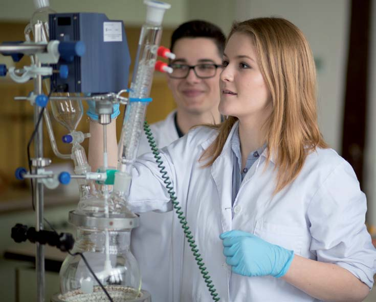 Zdobędzie bardzo dobre przygotowanie do studiów na kierunkach farmaceutycznych, chemicznych, technicznych i przyrodniczych, a także przygotowanie zawodowe do pracy w firmach farmaceutycznych i