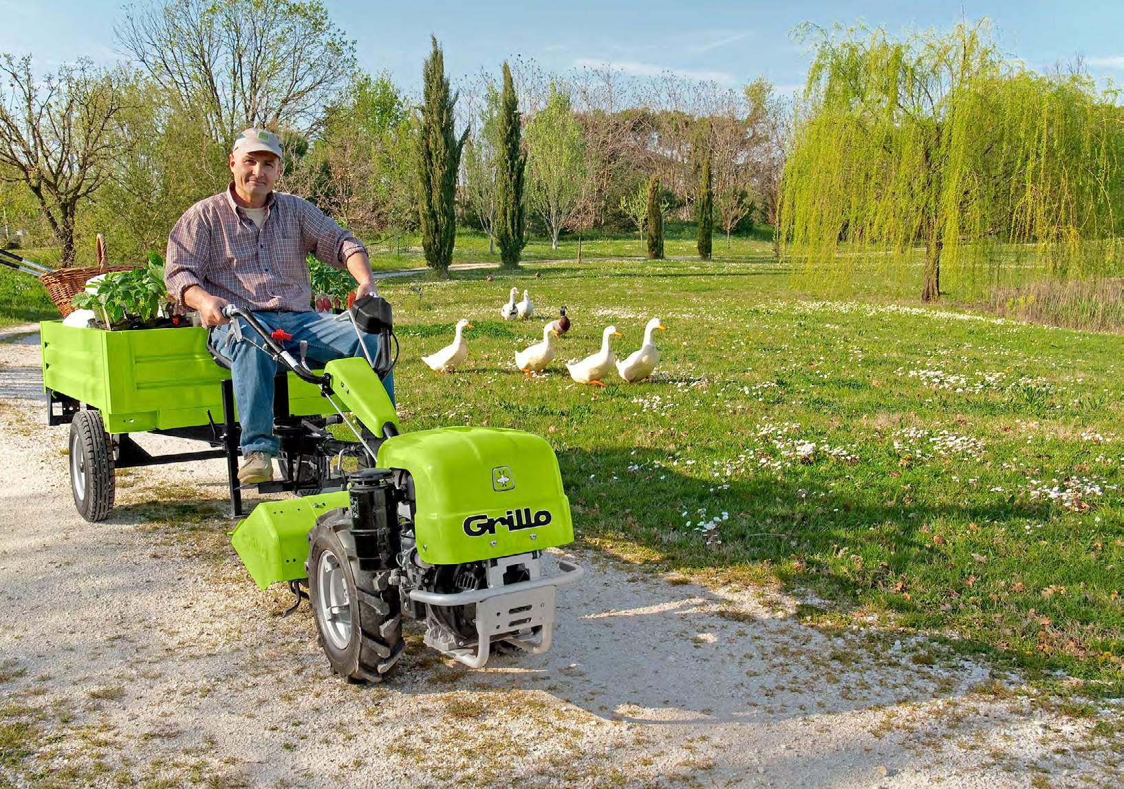 Ciągniki jednoosiowe Grillo Na serię ciągników jednoosiowych składa się 10 modeli, które różnią się od siebie mocą silnika i dostępnymi akcesoriami.