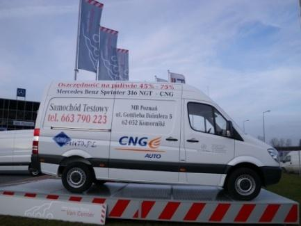 Nowe pojazdy CNG w Polsce Zaangażowanie dealerów pojazdów. Dostępność pojazdów demonstracyjnych Fot. Mercedes Sprinter NGT Fot.