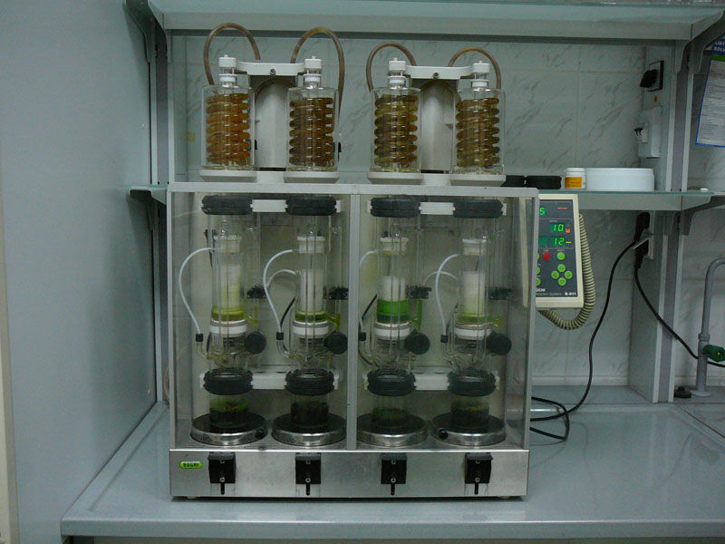 1.2. Oznaczanie zawartości związków biologicznie czynnych przy uŝyciu analiz chromatograficznych (HPLC, TLC) Przygotowanie próbek 1 g suchej masy surowca ekstrahowano 100 ml metanolu w uniwersalnym