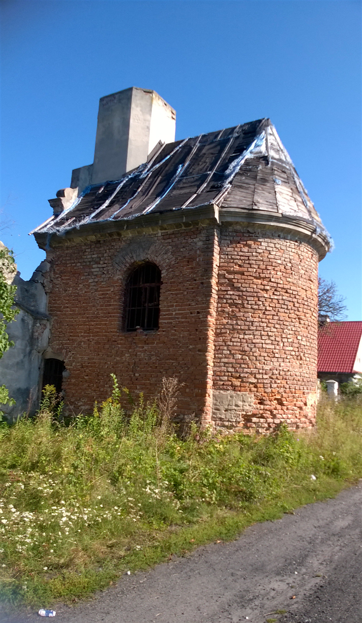 Obiektem, który zasługuje również na uwagę jest rokokowy pałac w Mikolinie wzniesiony ok. 1771r.