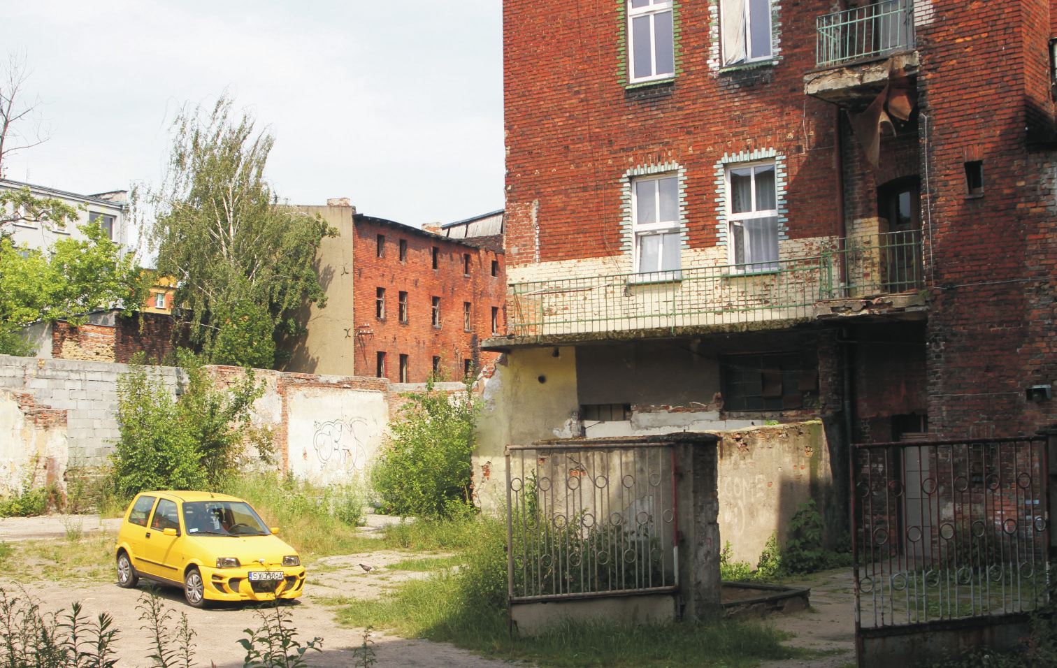 Fot. 3. Zaniedbane podwórko pośród opuszczonych pustostanów przy ulicy Piłsudkiego (S.