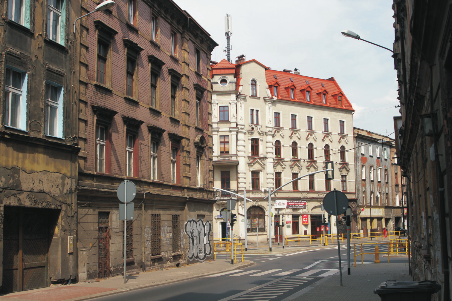 Fot. 1. Odnowione i zadbane kamienice graniczą w Bytomiu z budynkami w częściowej ruinie.