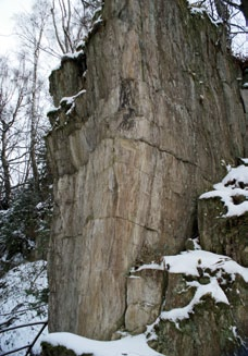 Łupki łyszczykowe współwystępują z gnejsami i są prawdopodobnie pozostałością okrywy skał granitowych.