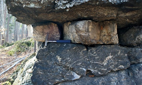 Ryc. 26. Hornfels powstał przez przeobrażenie łupków łyszczykowych (fot. R. Knapik) skały określane jako hornfelsy.