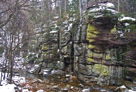 Ryc. 82. Granitowe baszty skalne przy ujściu Szklarki do Kamiennej z licznymi granitowymi basztami na zboczach (ryc. 82).