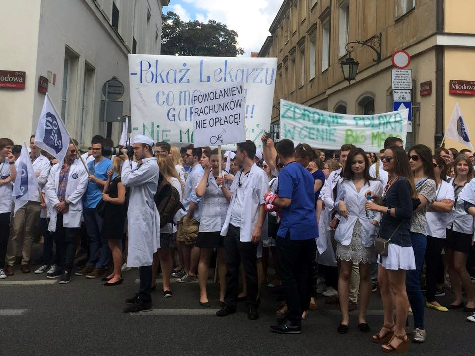 Lekarze rezydenci przypominają, że sytuacja kadrowa w opiece zdrowotnej w Polsce jest dramatyczna.