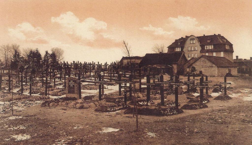 Kwatera wojenna (Heldenfriedhof) w wydzielonej części cmentarza miejskiego przy ul. Warszawskiej.