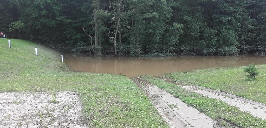 Zbiornik suchy Krykulec w Gdyni Samoczynne opróżnianie zbiornika po wezbraniu z 14