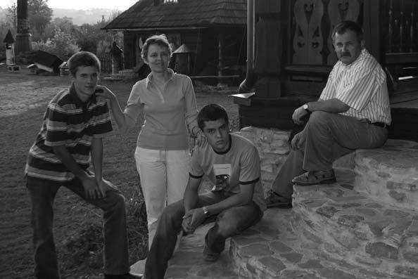 O lewej: Tomasz, Anna, Krzysztof, Janusz Kasztelewiczowie łóżko, dzieci spały obok, a ja z jednym pracownikiem, który mieszkał u nas w domu, ładowaliśmy samochód, by o godz.