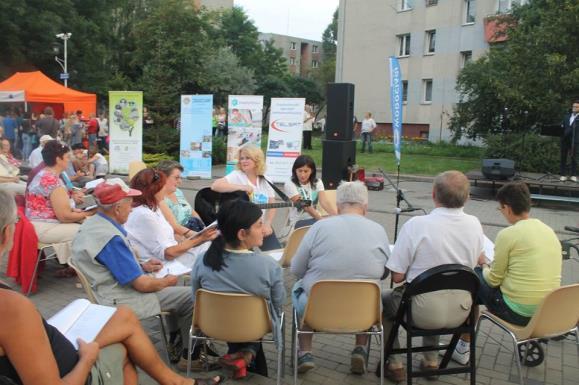 Fala retro na Starym Rynku Uczestniczyłem w pikniku, który był okazją do poczucia wspólnoty i ducha Starego Miasta. Jego powodzenie widoczne było po ilości osób, które brały w nim udział.