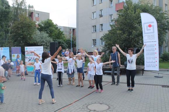 We wspólnych zabawach, grach i śpiewach uczestniczyli wolontariusze ze Schroniska Adullam, seniorzy z klubu Złote Lata, mieszkańcy Starego Miasta i władze naszego miasta.