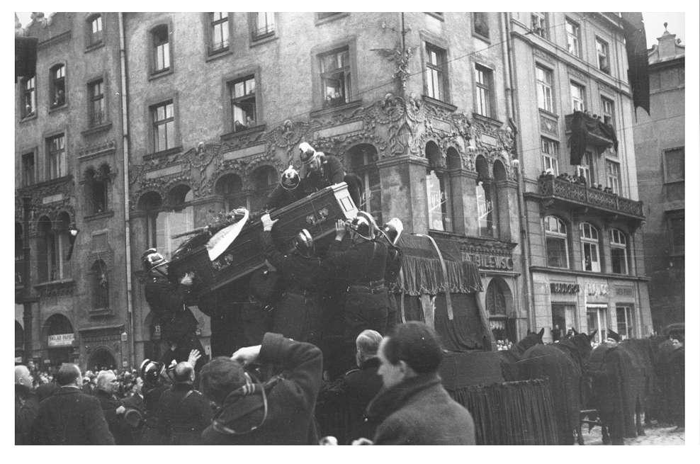 Umiłowanie dla piękna Uroczystości pogrzebowe Karola Szymanowskiego w Krakowie, 7 kwietnia 1937 Żywię umiłowanie dla całego spotykanego w życiu piękna, zdając sobie sprawę, że to wyjątkowe i