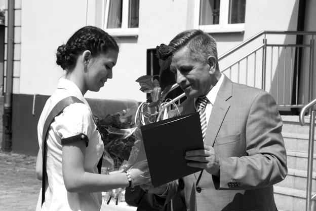 Nale ¹ do niej uczniowie ponadprzeciêtni, wykazuj¹cy du e zaanga owanie we w³asn¹ pracê, maj¹cy przy tym wybitne zdolnoœci w jednej lub kilku dziedzinach, pasje oraz osi¹gaj¹cy sukcesy w konkurach