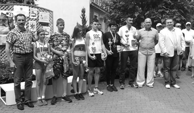 Kabat z przewodnicz¹cym rady Henrykiem Stankiewiczem, szefowie LZS - wojewódzki Tomasz Paciejewski i powiatowy Janusz Skrobiñski.
