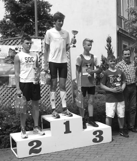 m³odzie ze szkó³ podstawowych i gimnazjów pó³ godziny po swoich biegach ob- Najlepsi z gminy obez Mistrzowie Powiatu w Biegach Ulicznych s³ugiwa³a sprawnie punkt z wod¹ dla biegu g³ównego.