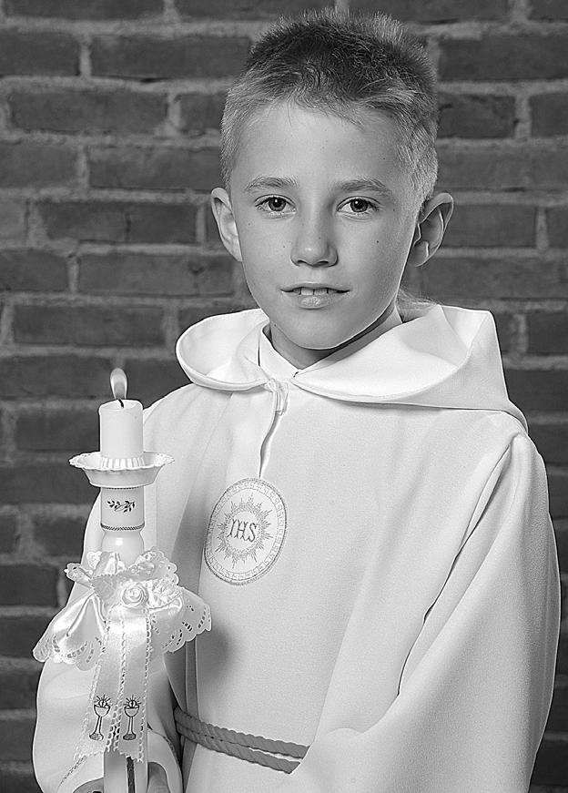 Dziadek ma demencjê i jest zbyt oty³y oraz ma³o ruchliwy i ma astmê. W miêdzyczasie okazuje siê, e dziadek mia³ dwie sztuczne szczêki, górn¹ i doln¹. Jednej nie ma.