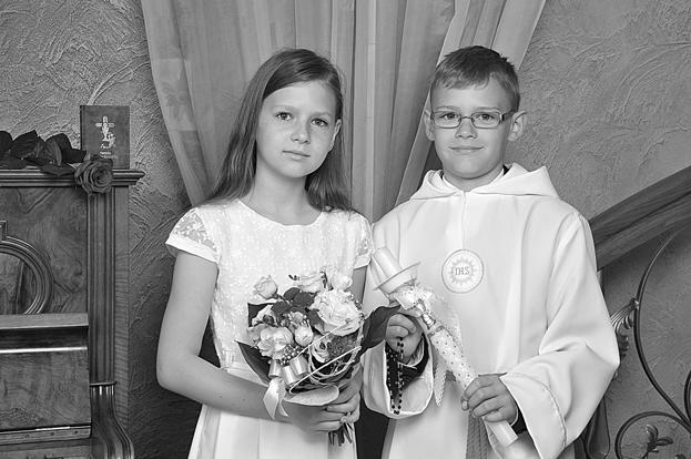 Pokazujê zgubê i idê j¹ umyæ past¹ i szczotk¹ do zêbów. Wszyscy s¹ zadowoleni. Szkoda, e wczoraj nie wiedzia³em o dwóch szczêkach. Gdybym je my³, to bym wiedzia³, ale Dziadek wszystko sam.