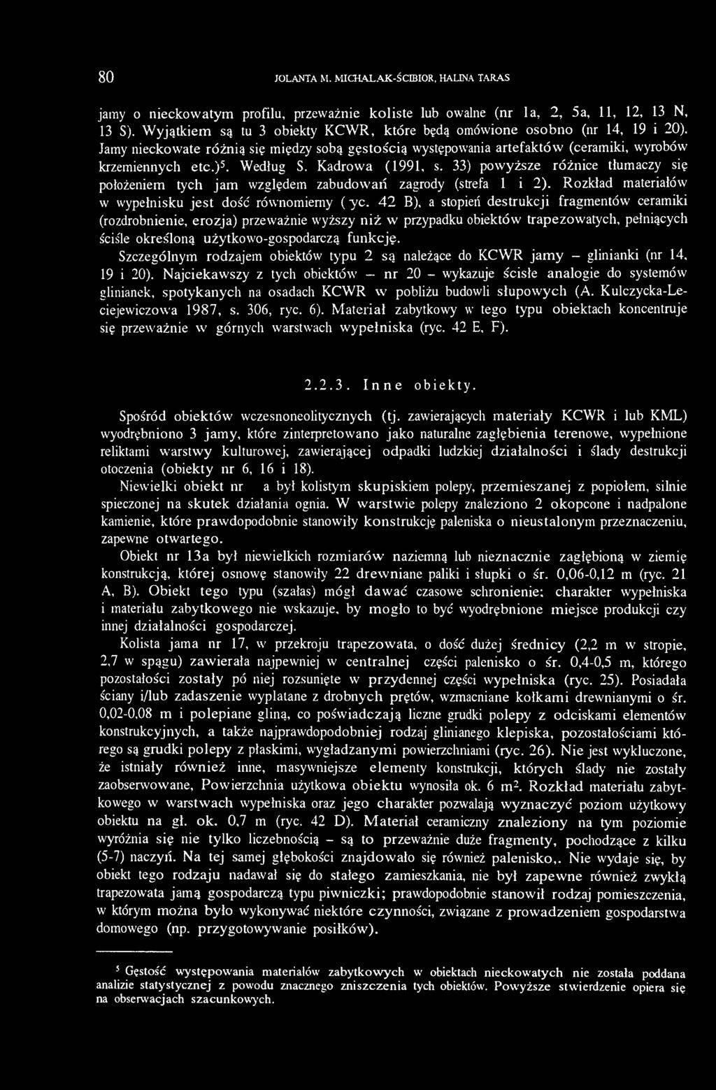 Kadrowa (1991, s. 33) powyższe różnice tłumaczy się położeniem tych jam względem zabudowań zagrody (strefa 1 i 2). Rozkład materiałów w wypełnisku jest dość równomierny (ryc.