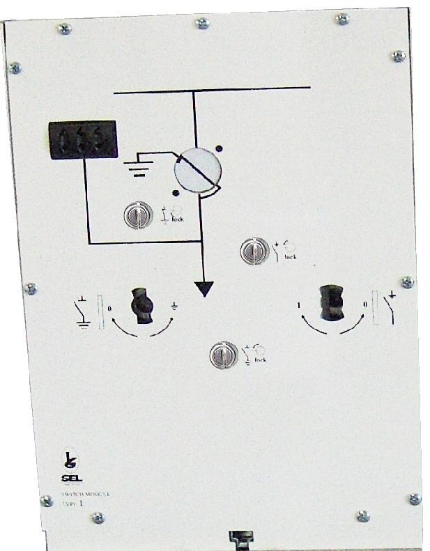 Blokada przy otwartym uziemniku: Po otwarciu uziemnika należy klucz obrócić w lewo i wyjąć go aby uniemożliwić uziemienie Keylock with earthing switch closed: When the earthing switch is closed, turn