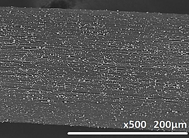 8.2. Charakteryzacja włókien z kompozytów trójskładnikowych 8.2.1. Skaningowa mikroskopia elektronowa (SEM) Na poniższym zdjęciu SEM (rys.