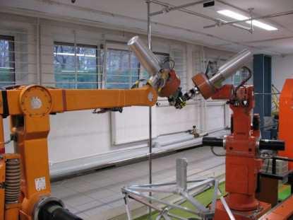 manipulatorów, robotów mobilnych, itp.), które mogą być wyposażone w różne narzędzia, różnorodnych czujników oraz, innych urządzeń współpracujących z robotami.