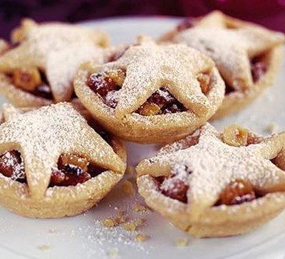 Mince Pies - ciasteczkowa kołyska Mince Pies to małe okrągłe ciasteczka nadziewane specjalną masą. Podaje się je na podwieczorek.