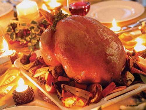 Pieczony indyk Przez wieki najbardziej popularną świąteczną potrawą była pieczona gęś. W Szkocji pieczonego indyka wprowadził Jakub VI, który po prostu nie lubił gęsi.