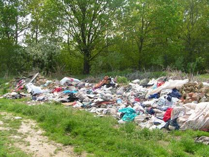 Zdjęcie 17 i 18: Dzikie wysypiska śmieci na terenie gminy. Problem stanowią również śmieci pozostawiane wzdłuż głównych ciągów komunikacyjnych.