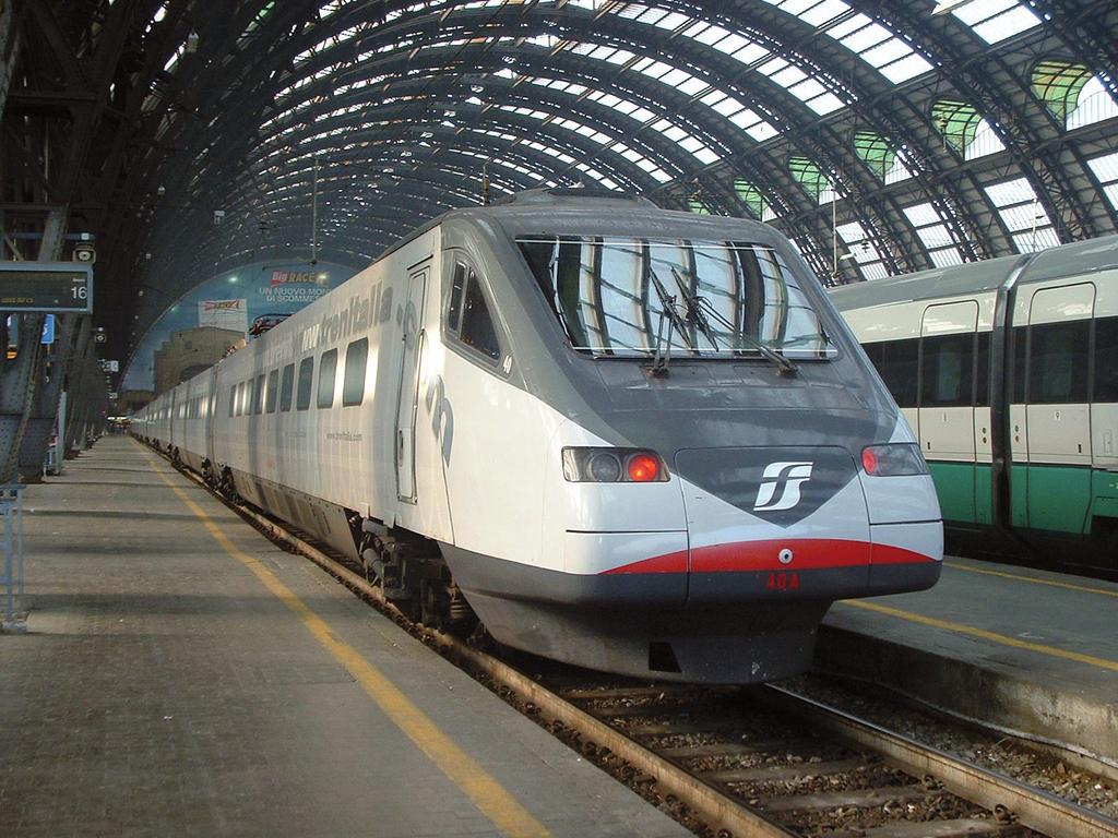 Tabela 10 Dane techniczne Pendolino czwartej generacji PENDOLINO Trenitalia PENDOLINO Cisalpino Oznaczenie serii ETR 600 ETR 610 Opis pociągu 7-wagonowy elektryczny pociąg z mechanizmem aktywnego