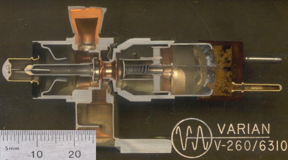 Promieniowanie elektromagnetyczne Mikrofale Długości fali: od kilku decymetrów do około 1 mm Częstotliwość: rzędu 1 do 300 GHz są to przedziały orientacyjne, czasami mikrofale zaliczane są do fal