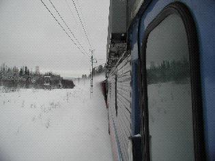 Fot. 1. Przejazd pociągu w trudnych warunkach zimowych (duża ilość sypkiego śniegu) Fot. 2.