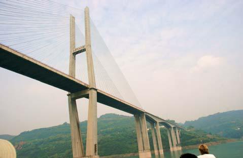 mostów w górnym biegu Jangcy (fot. 28). Znajduje się blisko miasta Xian de Zhong. Jego długość wynosi 2174 m.