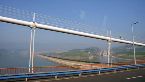 cesarskim. Most przekracza Jangcy 20 km za miastem Yichang. Leży w ciągu drogi ekspresowej G50 Szanghaj- Chongqing. Projektując go wzorowano się na moście Golden Gate Bridge w San Francisco.