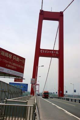 Most Xiling po drugiej stronie Tamy Trzech Przełomów: widok od strony Tamy, szczegół liny nośnej i zamocowania wieszaków (w oddali widoczne śluzy) wana konstrukcja pomostu skrzynkowego mostu