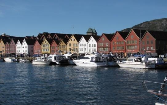 Bergen zostało stolicą zjednoczonej Norwegii a dzisiaj jest drugim co do wielkości miastem kraju i centrum turystycznym. Podczas zwiedzania, z lokalnym polskojęzycznym przewodnikiem, zobaczymy m. in.